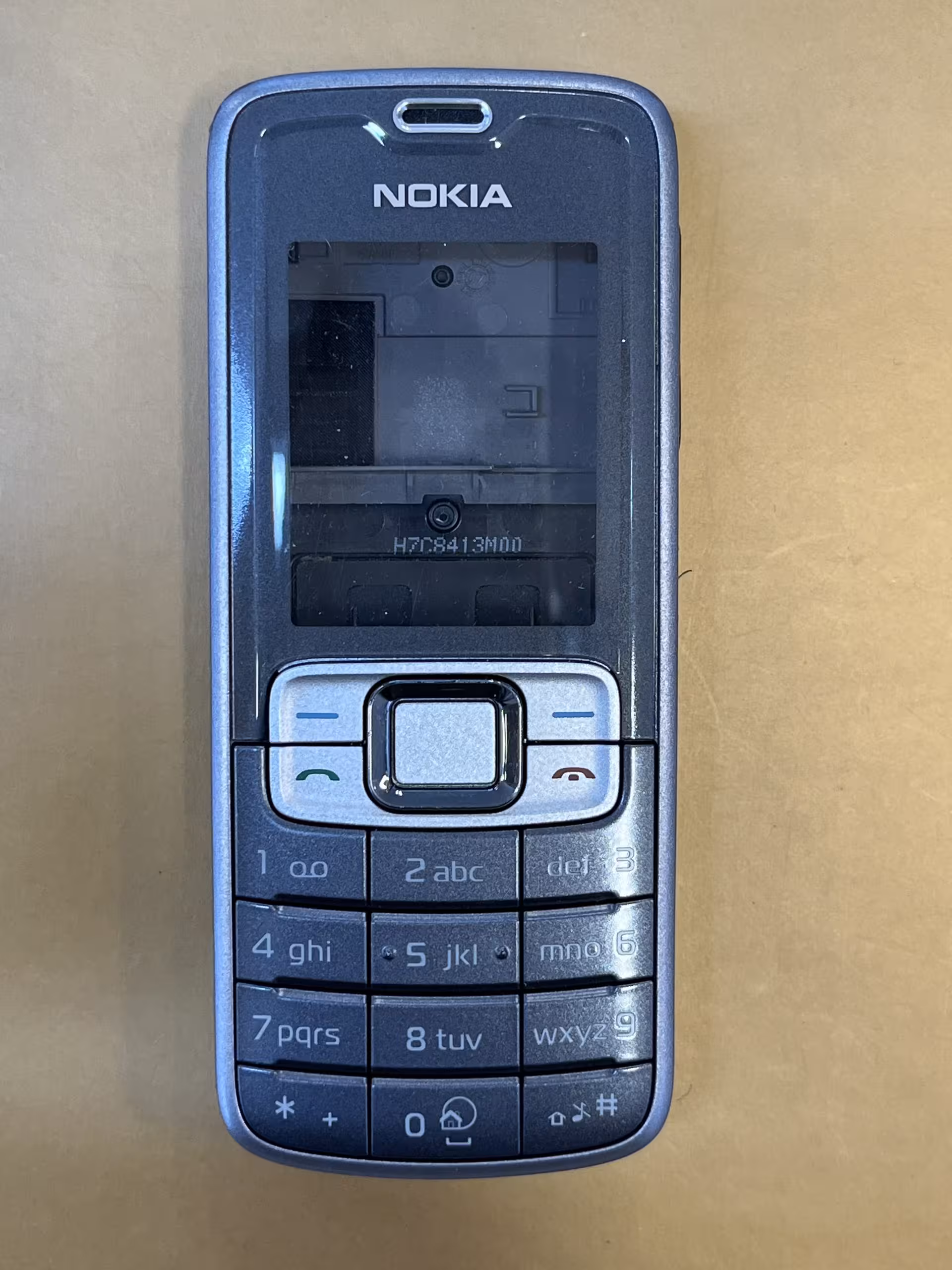 قاب نوکیا مدل Nokia 3109C کیفیت جنس : فابریک و اورجینال آکبند کمپانی نوکیا نو و آکبند ( رنگ طوسی ) کامل با شاسی “اصالت کالا”:”اورجینال”