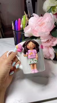 ماگ سرامیکی با طرح برجسته دختر فرفری خمیری عروسکی.
