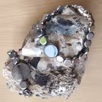 دستبند حدید اصل بایک مهره عقیق دودی درشت و قفل آهنربایی با خواص بسیار سنگ عقیق در تصویر  دستبند دوم سمت چپ