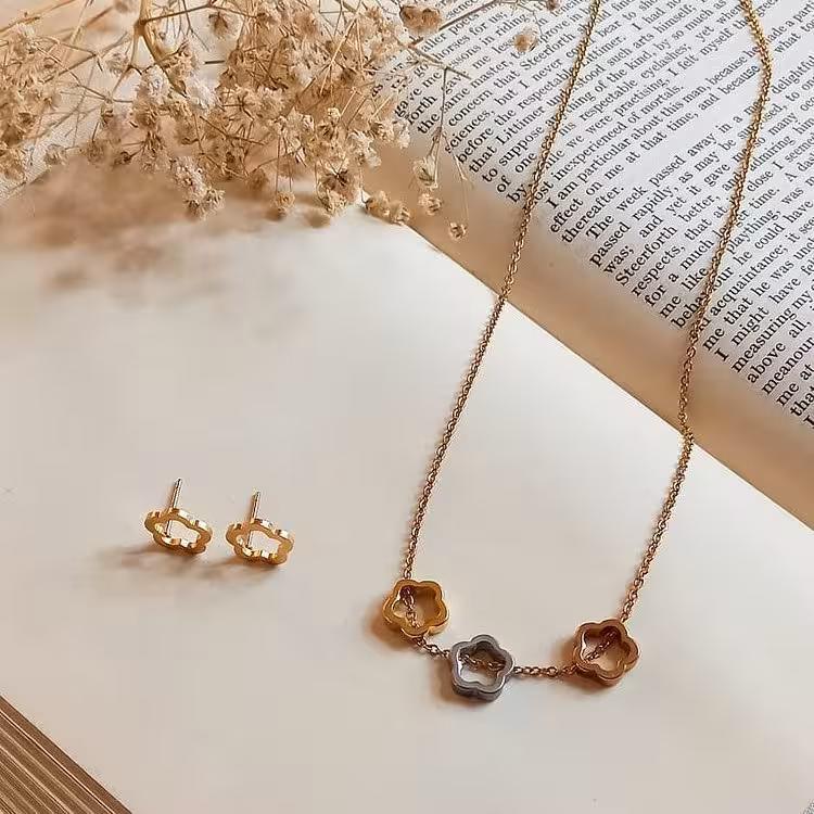 نیم ست طرح گل (هر گلش یک رنگ: نقره ای طلایی و رز گلد)