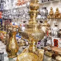 سماور ذغالی برنجی 4 لیتر با وسایل قلم کاری هخامنشی پایه مدل روس