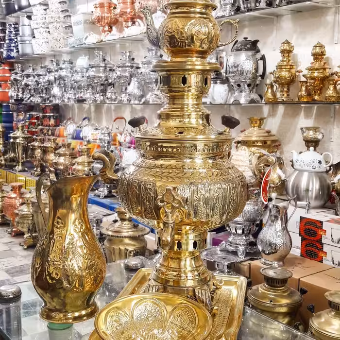 سماور ذغالی برنجی 4 لیتر با وسایل قلم کاری هخامنشی پایه مدل روس