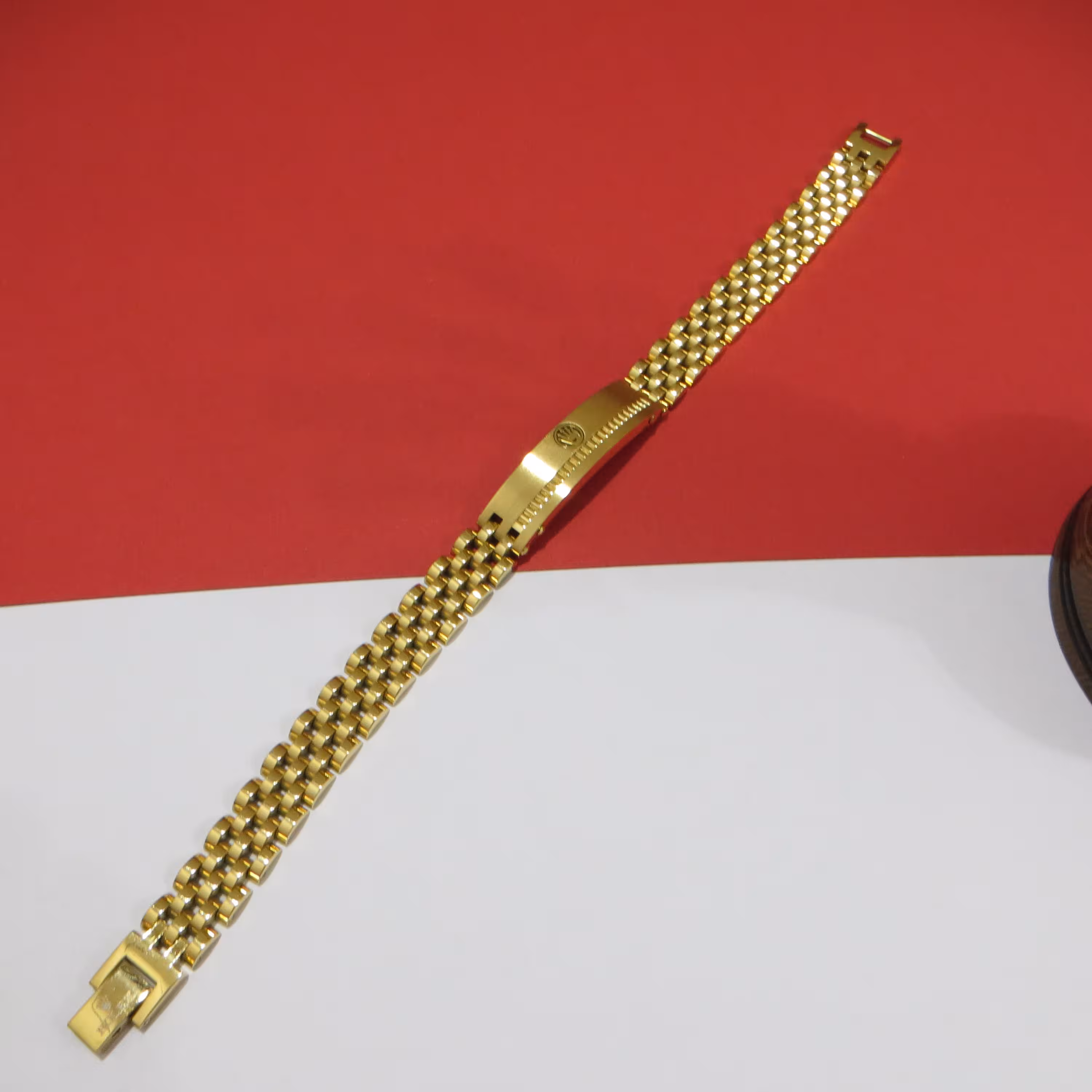 دستبند استیل بند ساعتی ظریف درجه یک روکش طلا .طلایی، بسیار مقاوم و با کیفیت با قفل  کتابی 