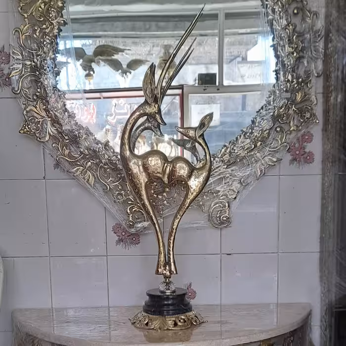 مجسمه برنز غزال عاشق پایه سنگی 