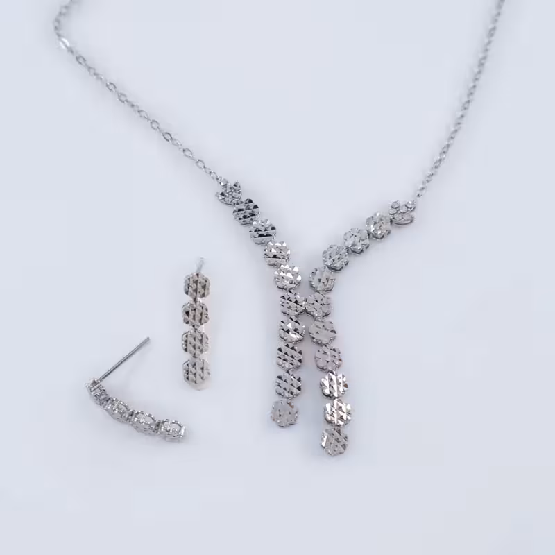 نيم ست تراش سفيد با طراحی سکه‌ای