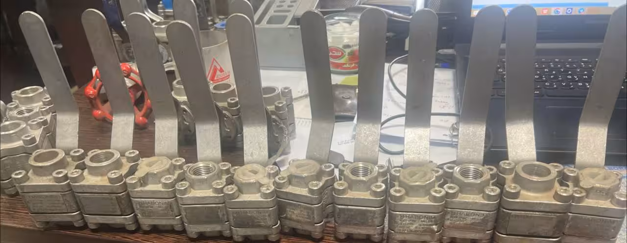 شیر توپی سه تکه استنلس استیل سایز 1/2" کلاس 400 از جنس بدنه CF8M , SEAT PTFE بدنه ,توپی 316یک سر رزوه یک سر ساکت ولد