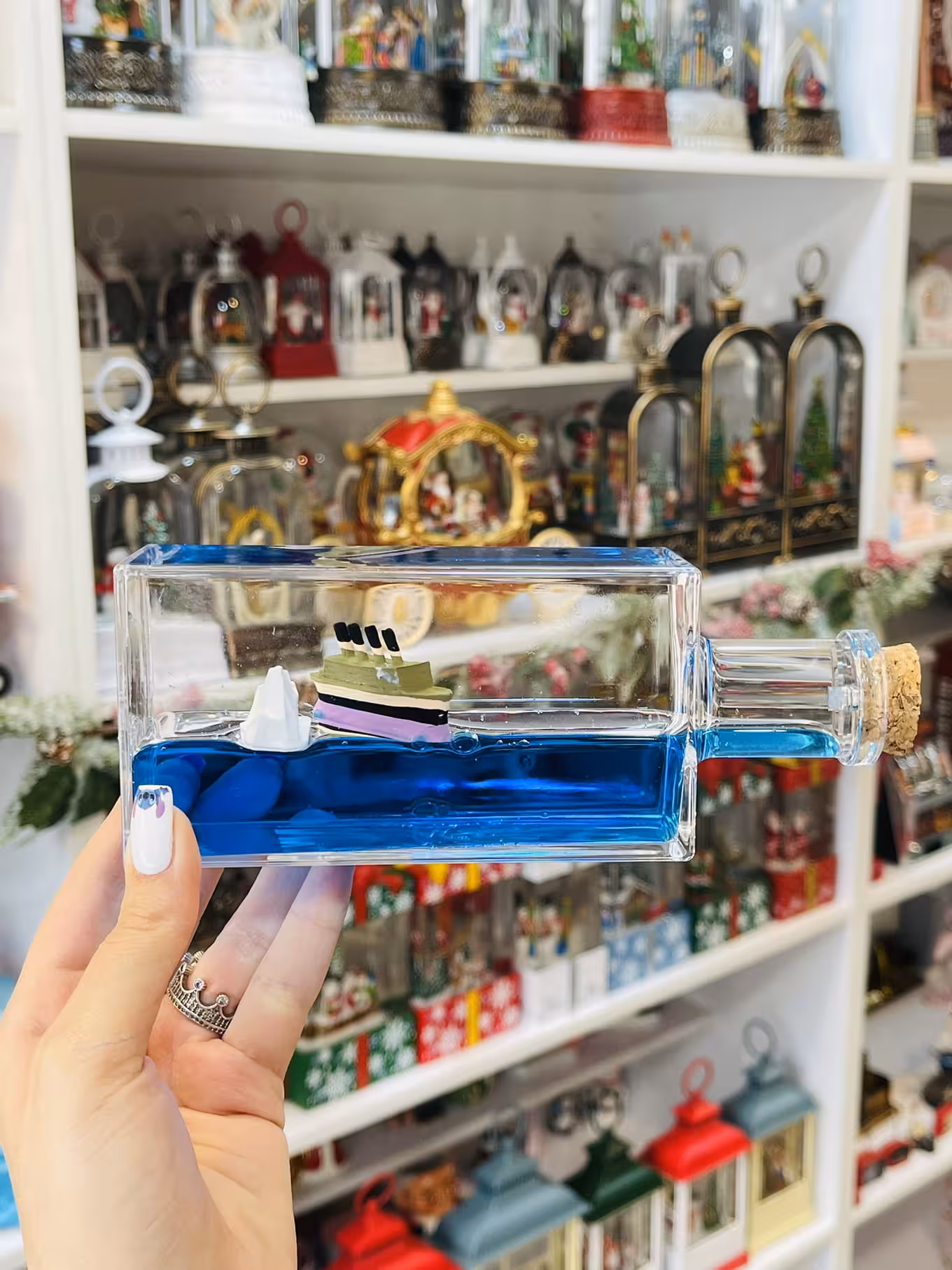 کشتی معلق تایتانیک ، بطری