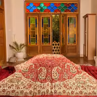 لحاف کرسی دست دوز ترمه طرح نسترن رنگ زرشکی