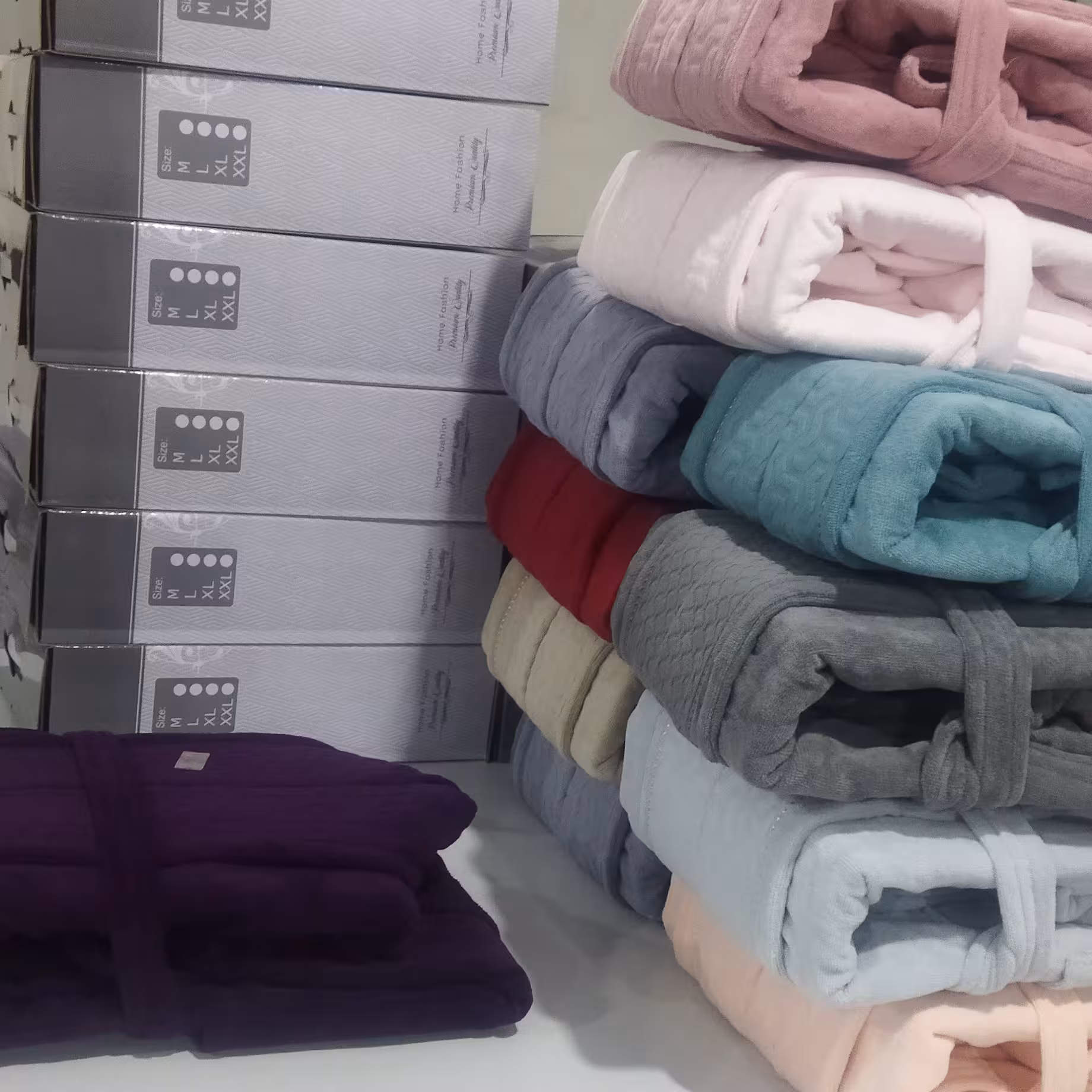 حوله تن پوش 125 عرض 140  کلاه بزرگ  رنگ صددرصد ثابت اصلا پرز نمیده با دوخت عالی (پس کرایه)