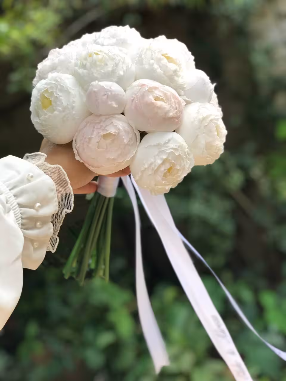 پیونی 18 شاخه ترکیب سفید و صورتی گل کت داماد