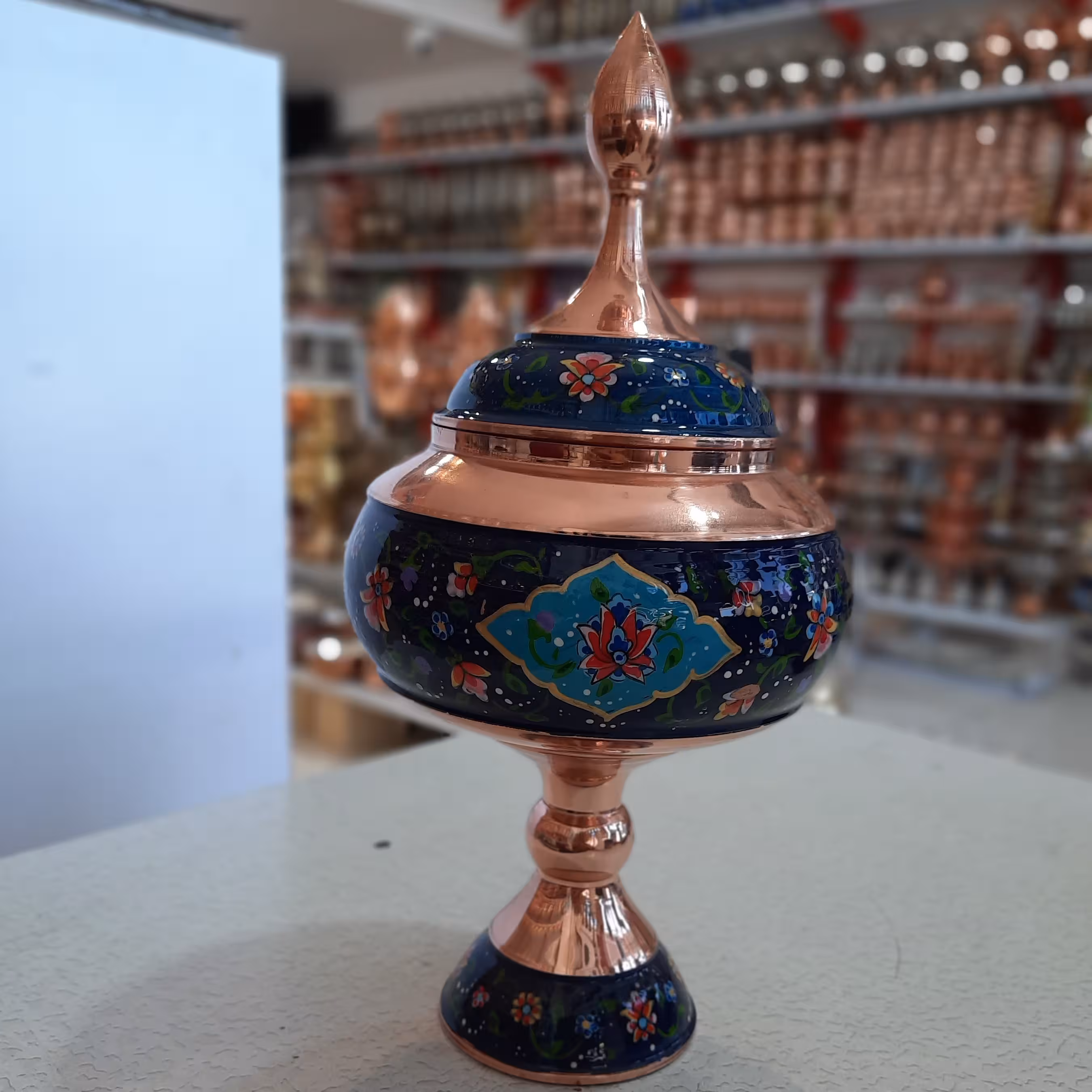 شکلات خوری  مینا کاری نانو شده و رنگ ثابت خاص و زیبا  وزن 600 گرم  قد کار 33 سانتی متر 