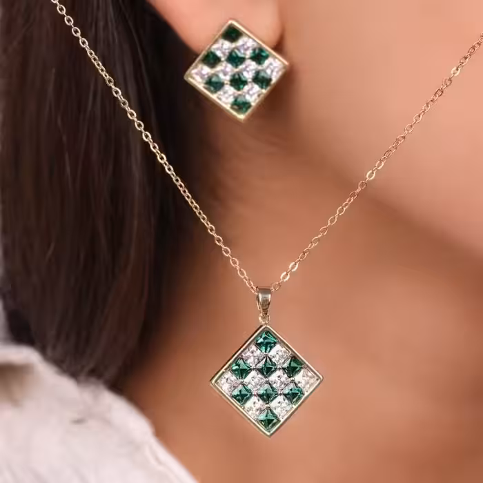 نیمست جواهری طرح لوزی ترکیب نگین سبز وسفید به صورت شطرنجی