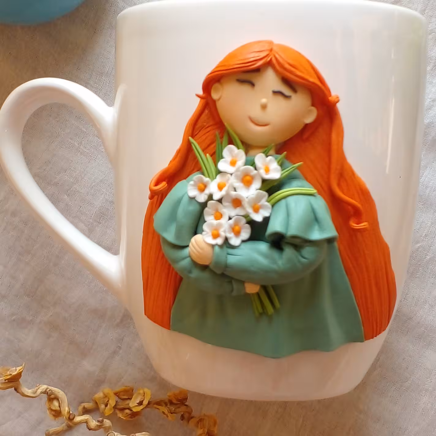 ماگ  عروسکی دختر و دسته گل