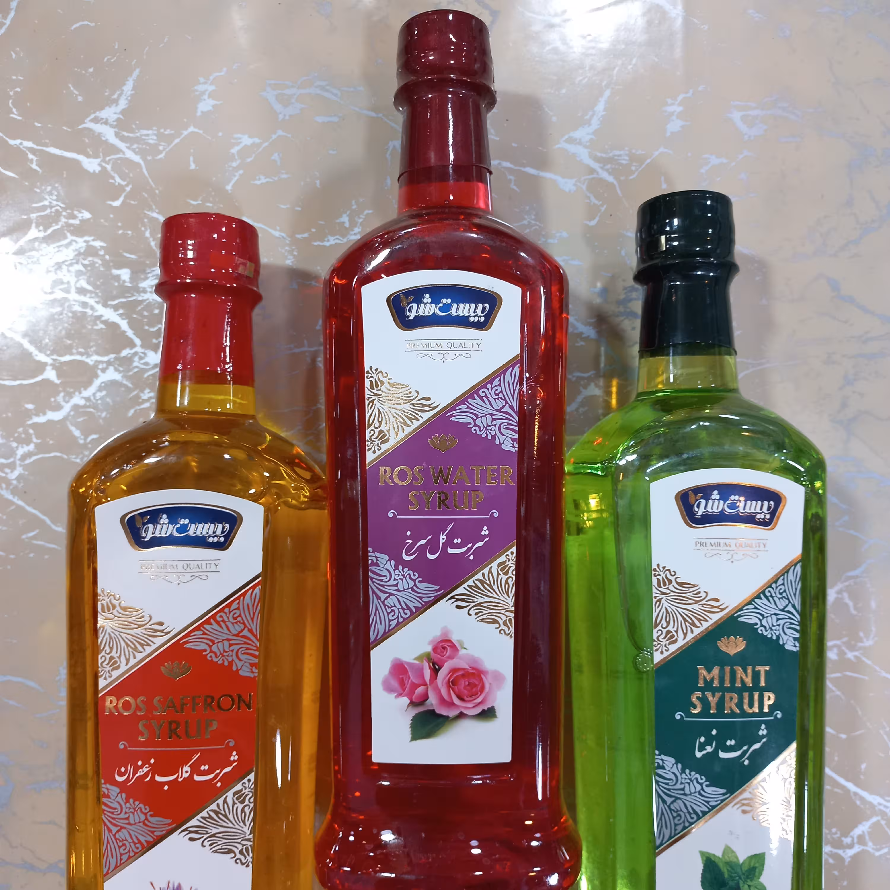 شربت سنتی گل سرخ یزد. طبیعی و بدون مواد شیمیایی. فقط آب و عرق گل سرخ و شربت . 1 لیوان شربت با 6 لیوان آب خنک مخلوط شود.