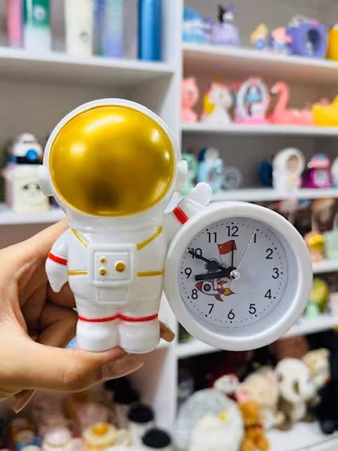 ساعت رومیزی کودک طرح فضانورد-طلایی