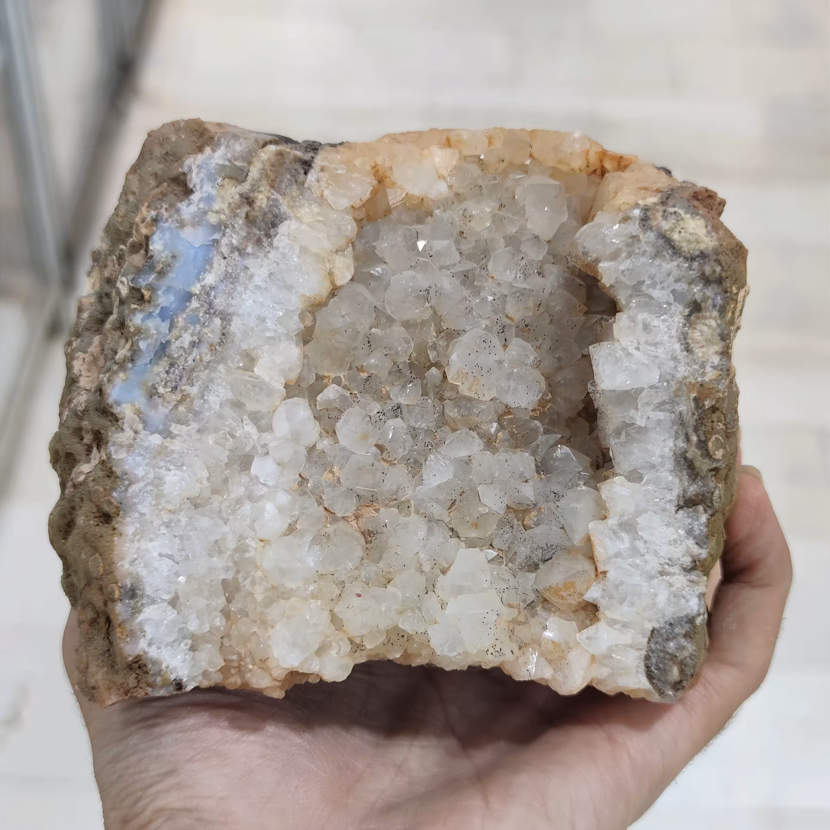 سنگ بزرگ یک کیلو و نیمی کوارتز خوشرنگ با بلور های درشت مناسب دکور و کلکسیون 