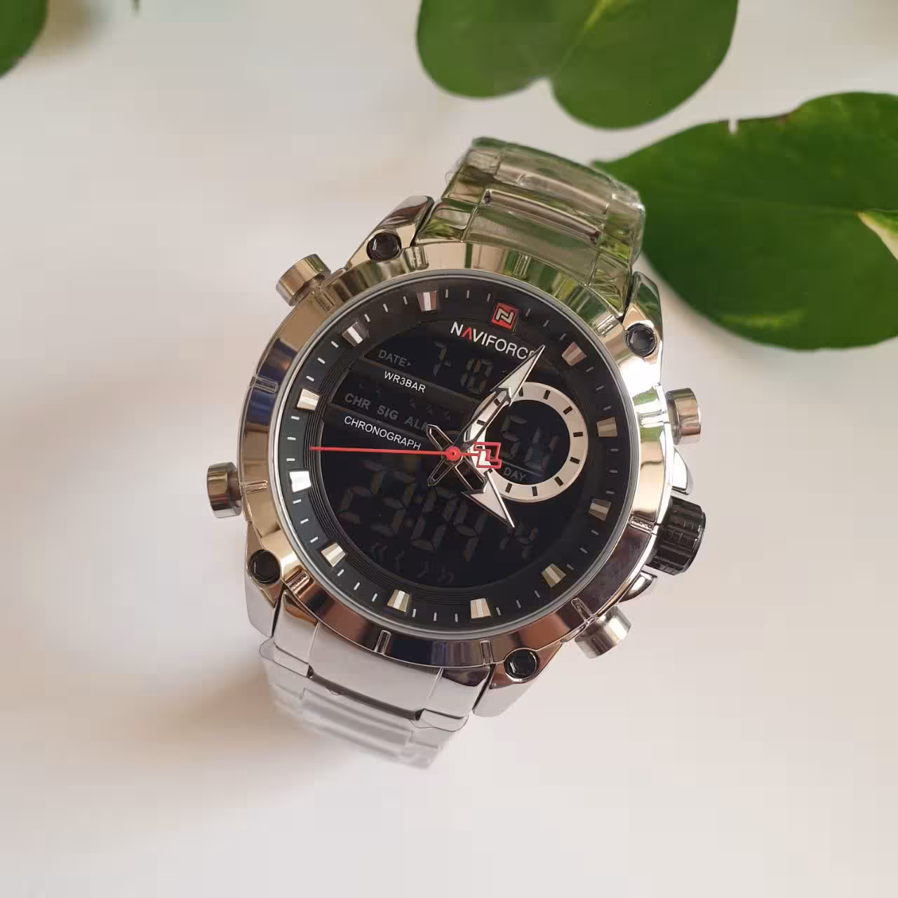 ساعت ناویفورس اورجینال مردانه  دوزمانه موتور اصلی نمایش عقربه ای و دیجیتال