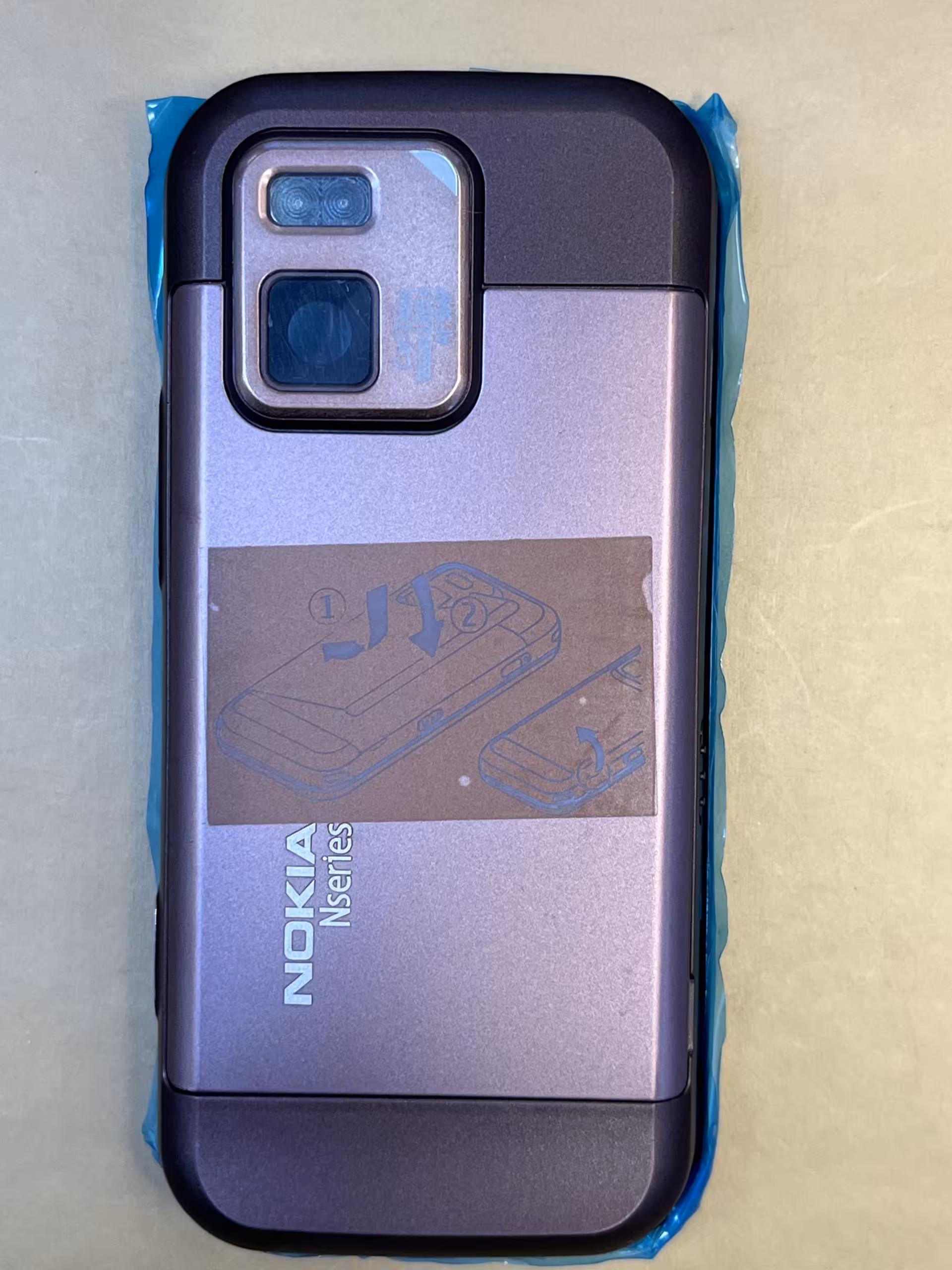قاب نوکیا مدل Nokia N97 mini کیفیت جنس : ساخت کره &#8211; های کپی درجه 1 نو و آکبند ( رنگ برنزی) کامل با شاسی &#8220;اصالت کالا&#8221;:&#8221;ساخت کره &#8211; های کپی درجه 1&#8243;