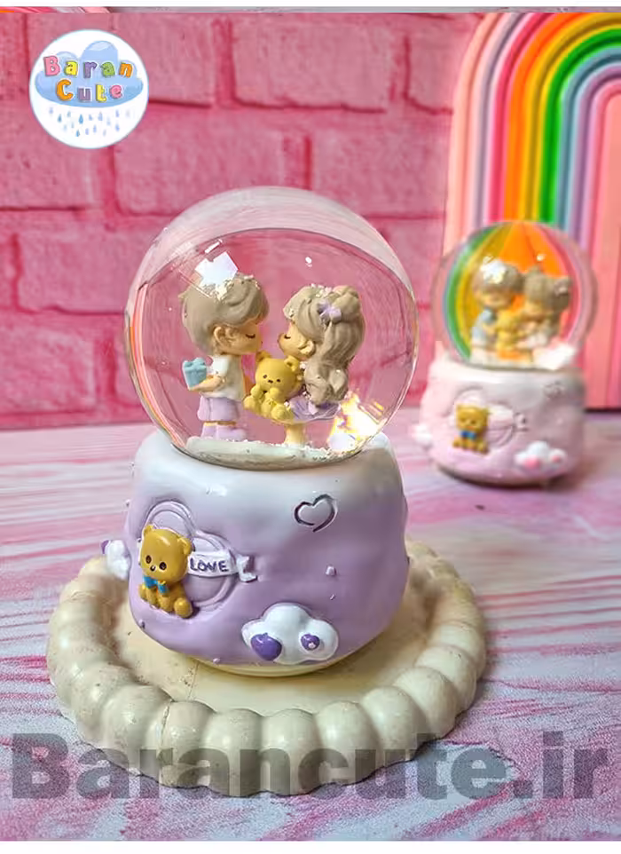 گوی موزیکال برفی چراغ دار (سایز متوسط) طرح دختر و پسر کیوت صورتی