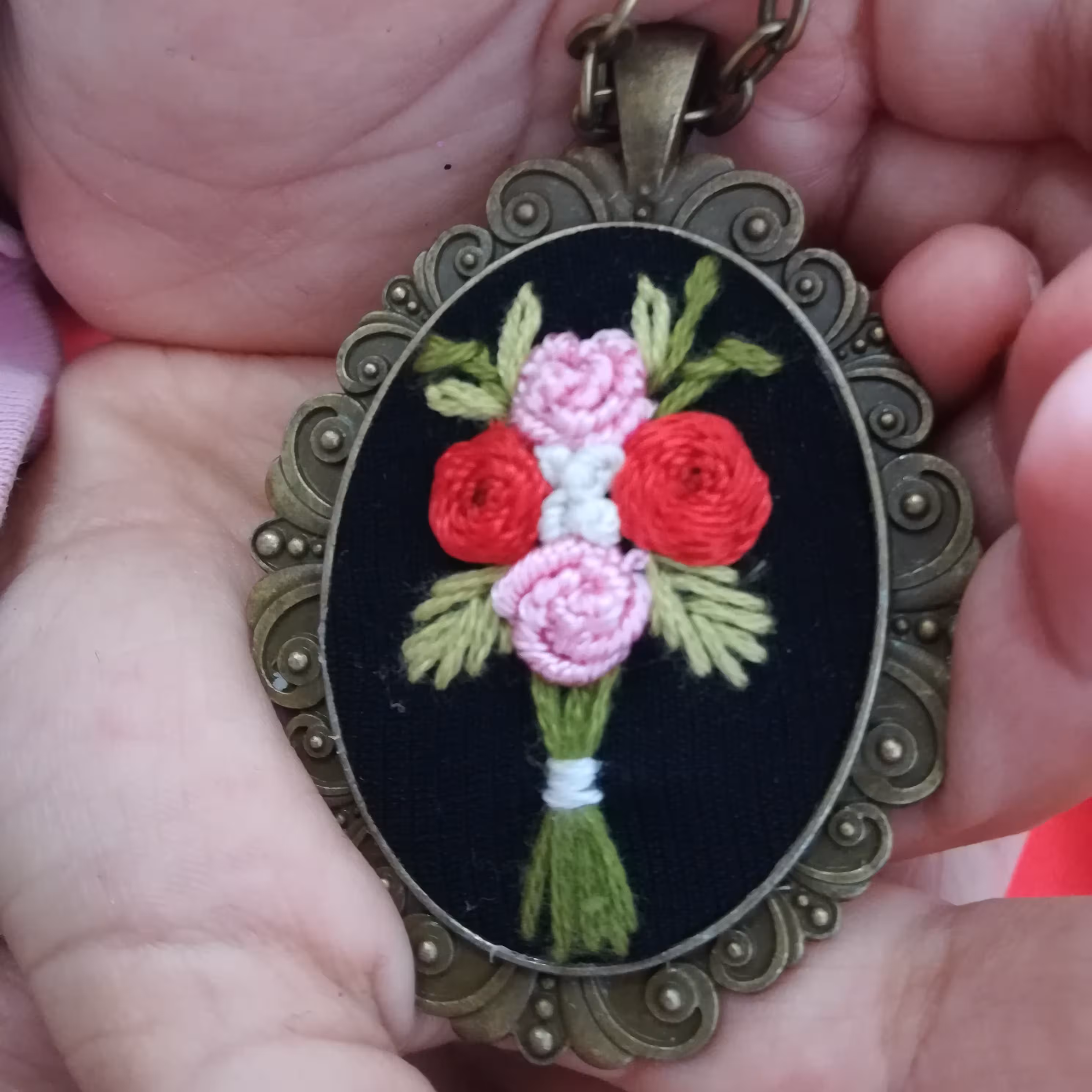 گردنبند ورو مانتویی گلدوزی مدلG12
هدیه ای شیک وزیبا برای عزیزانتان
مناسب خاص پسندان وبانوان خوش سلیقه