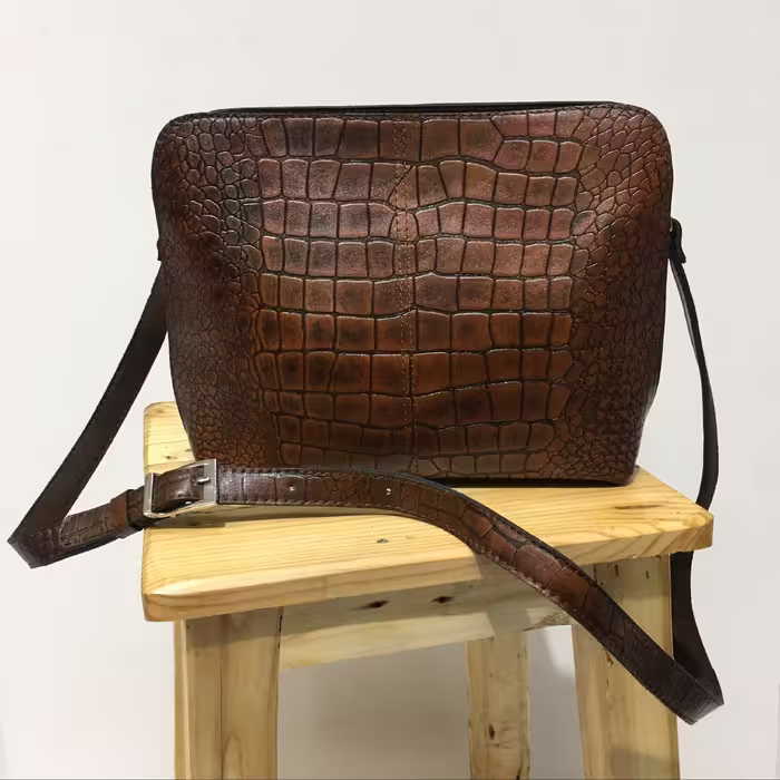 کیف زنانه چرم اصل دست دوز  تبریز طرح پوست سوسماری رنگ قهوه ای تیره باضمانت چرم اصل 
