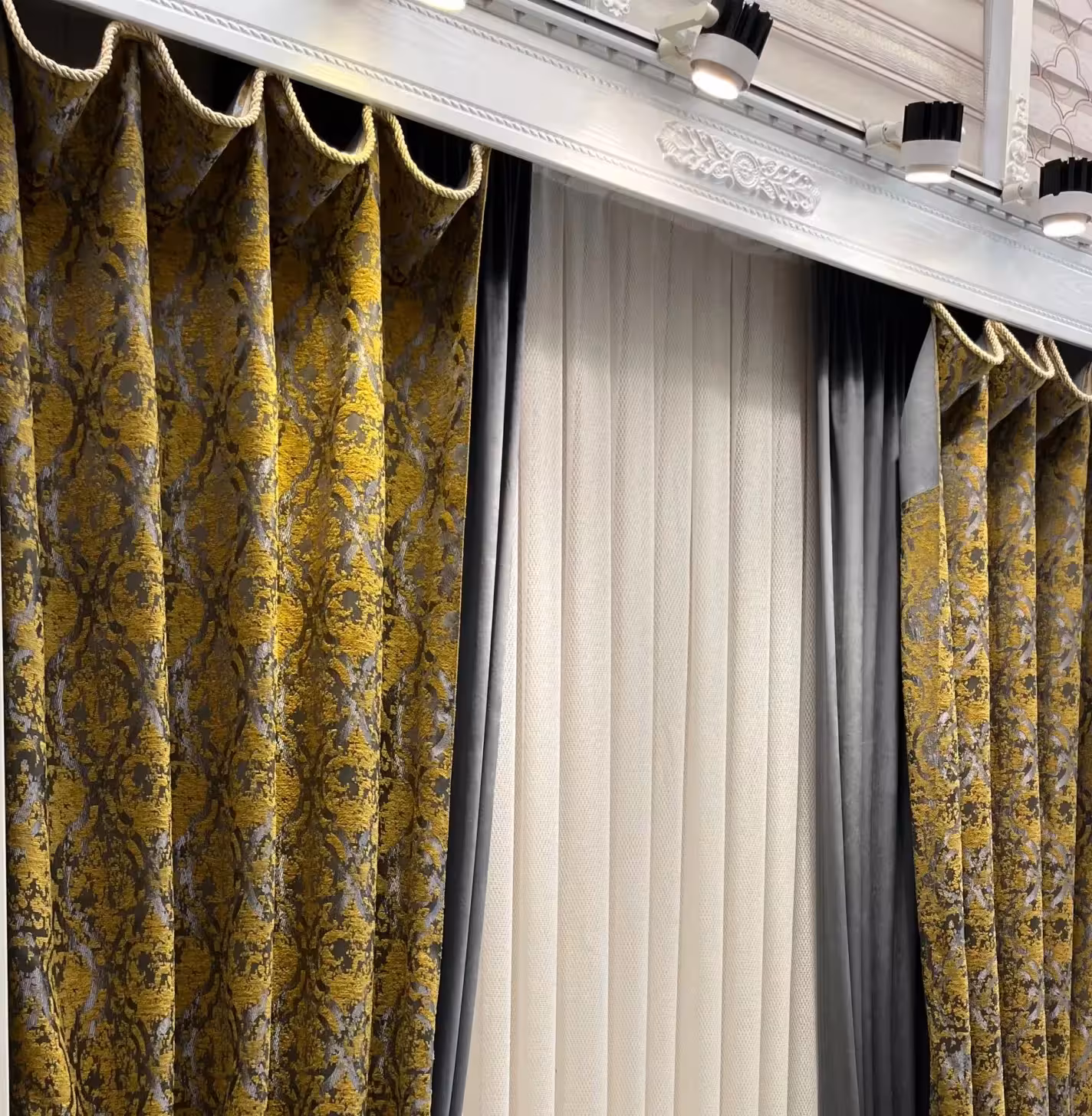 پرده کلاسیک یقه شل