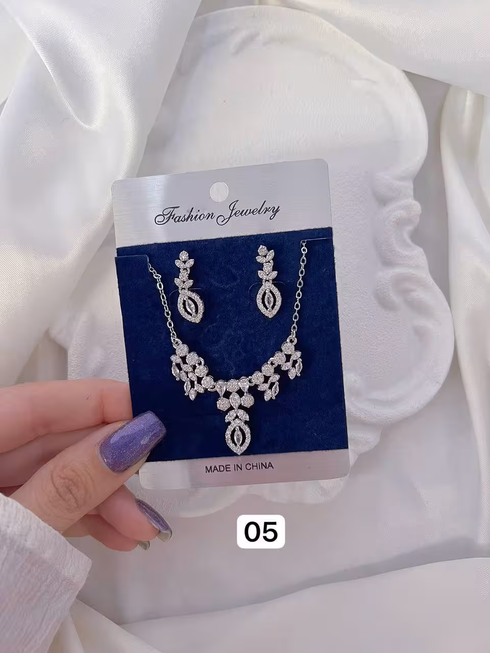 نیم ست جواهری/نگین مخراج کاری و‌بدون ریزش/نگین ها اتمی/وارداتی/ضدحساسیت/های کوالیتی/درخشش بالا/هرگونه بدلیجات از موادشوینده عطرادکلن استخر دورباشند