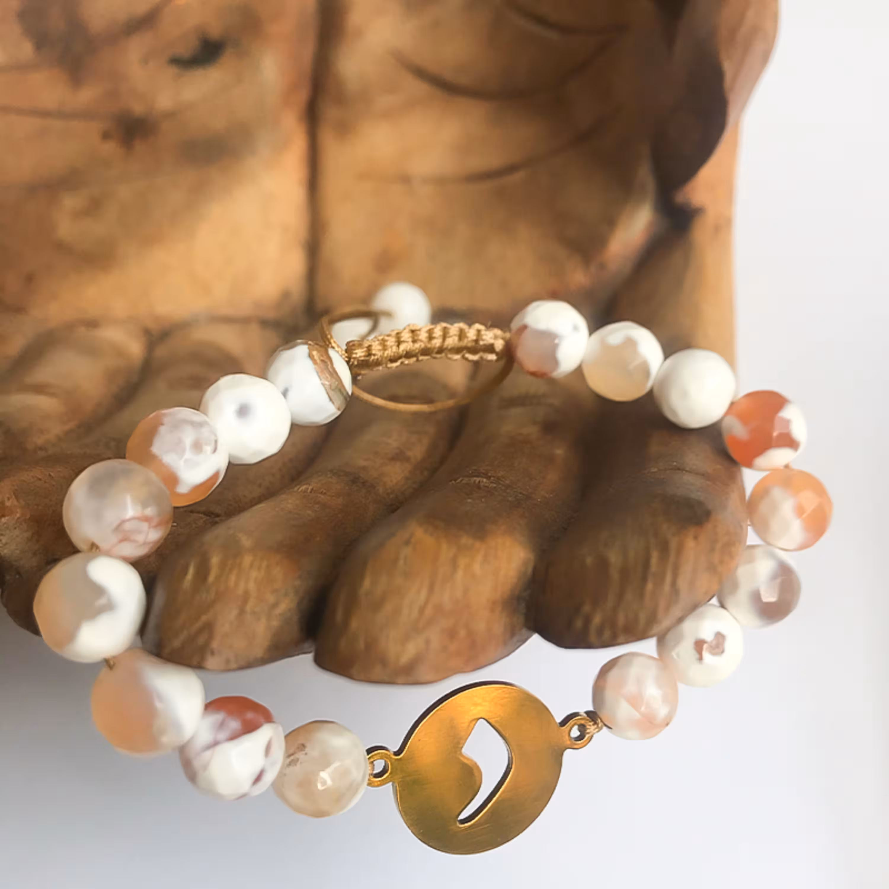 دستبند مدل د  تلفیقی از سنگ های آگات رگه دار و پلاک استیل حرف دال