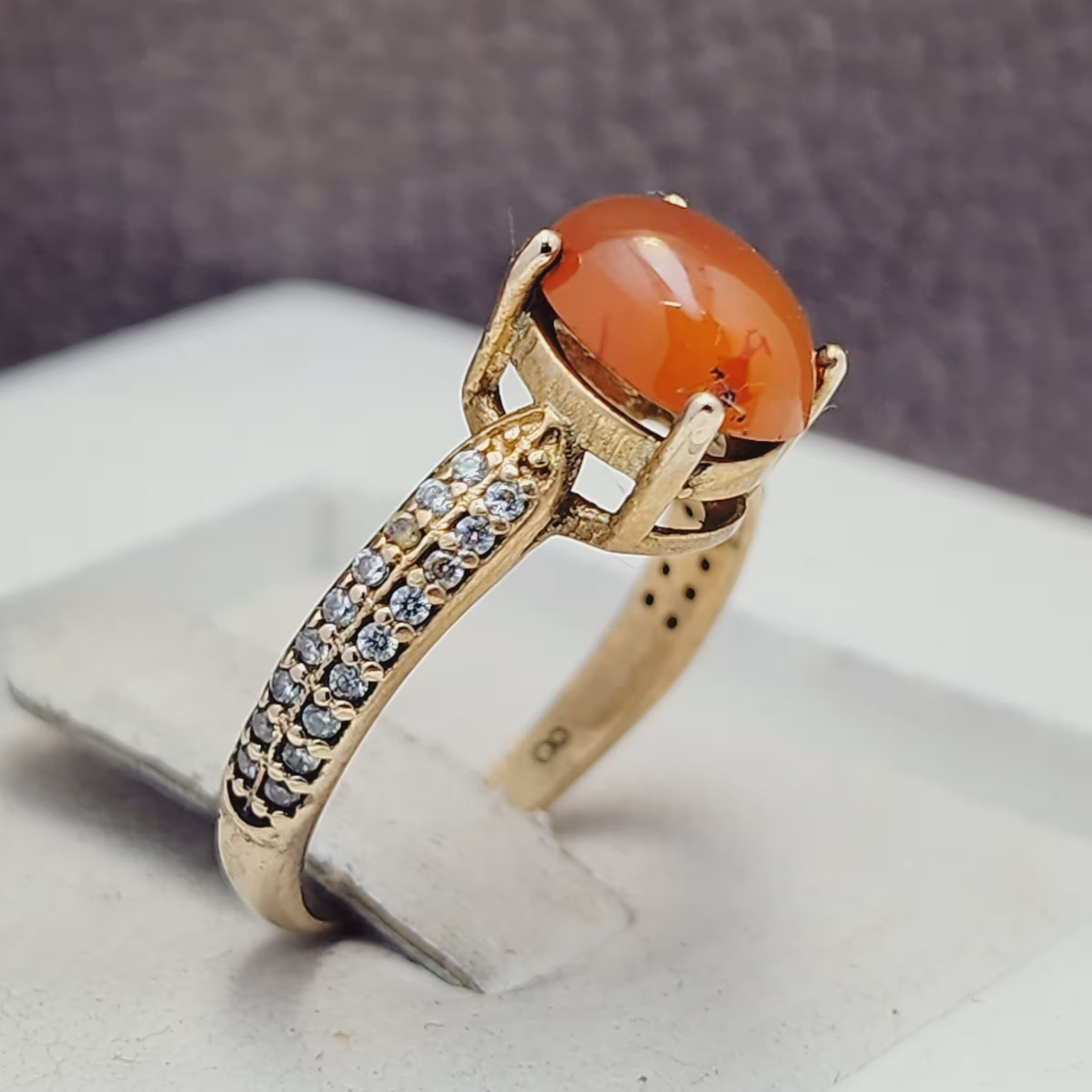 نگین عقیق سرخ صنعتی با رکاب زیبا برنز             