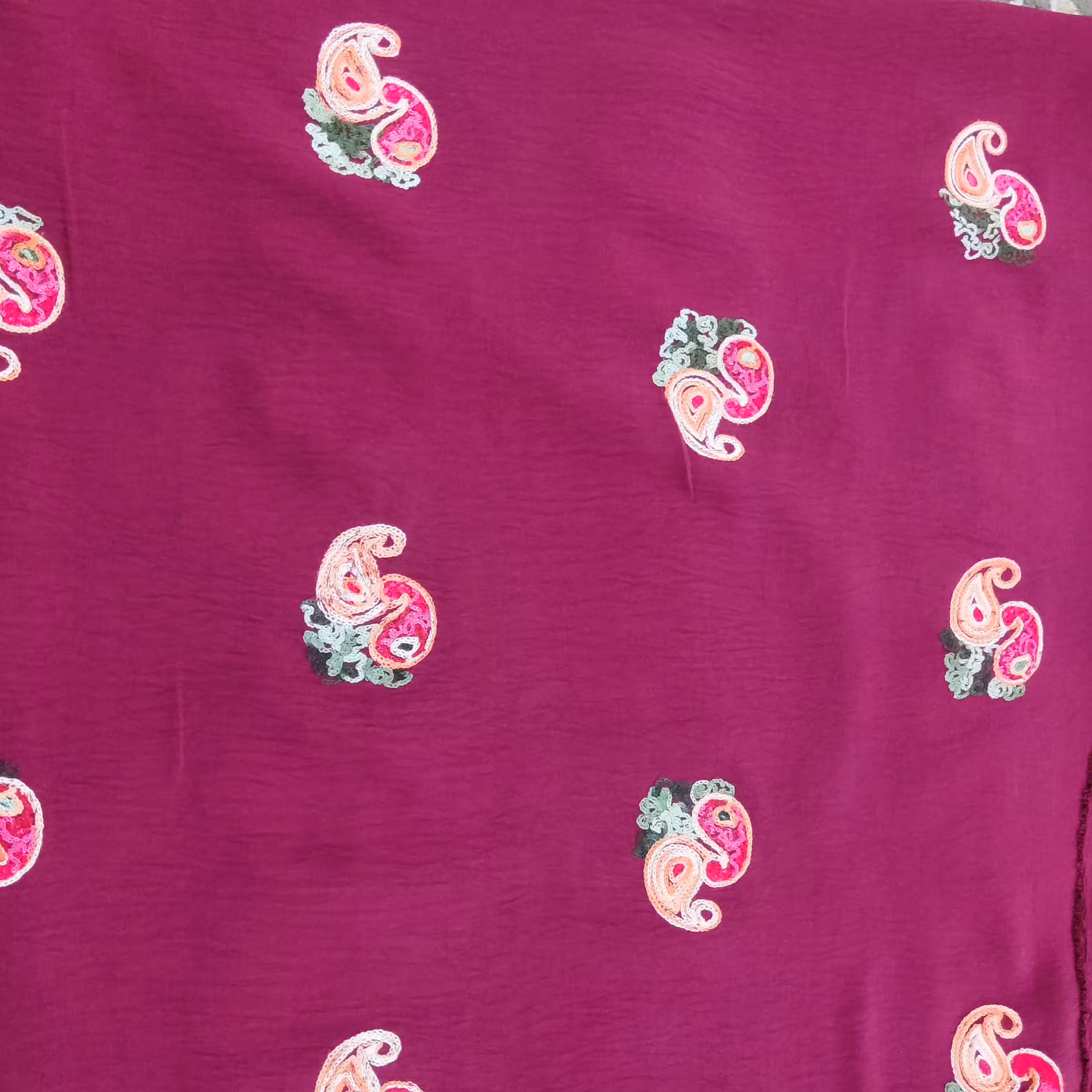 پارچه ابروبادی خامه دوزی شده.مناسب برای مانتو.دامن.شومیز....