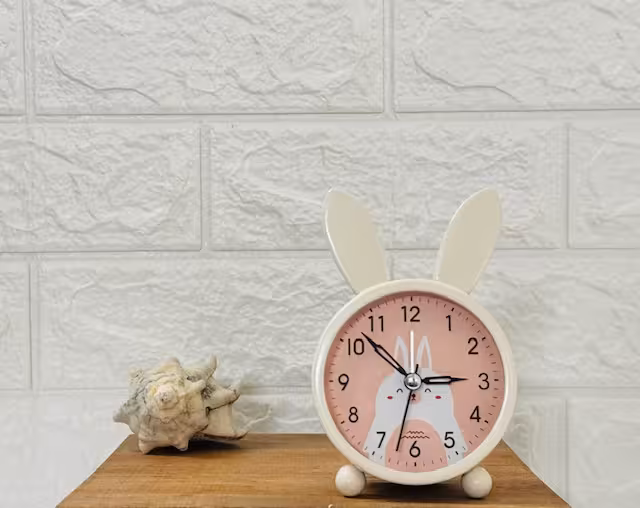 ساعت رومیزی خرگوش کرم