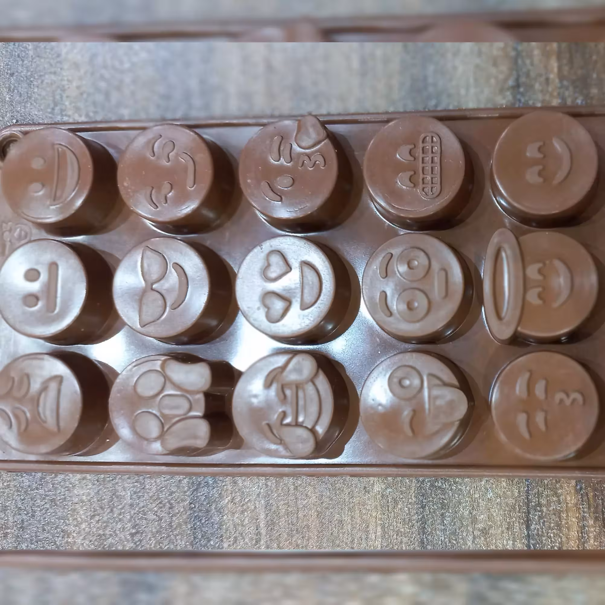 قالب شکلات جنس سلیکونی طرح( ایموجی بزرگ)