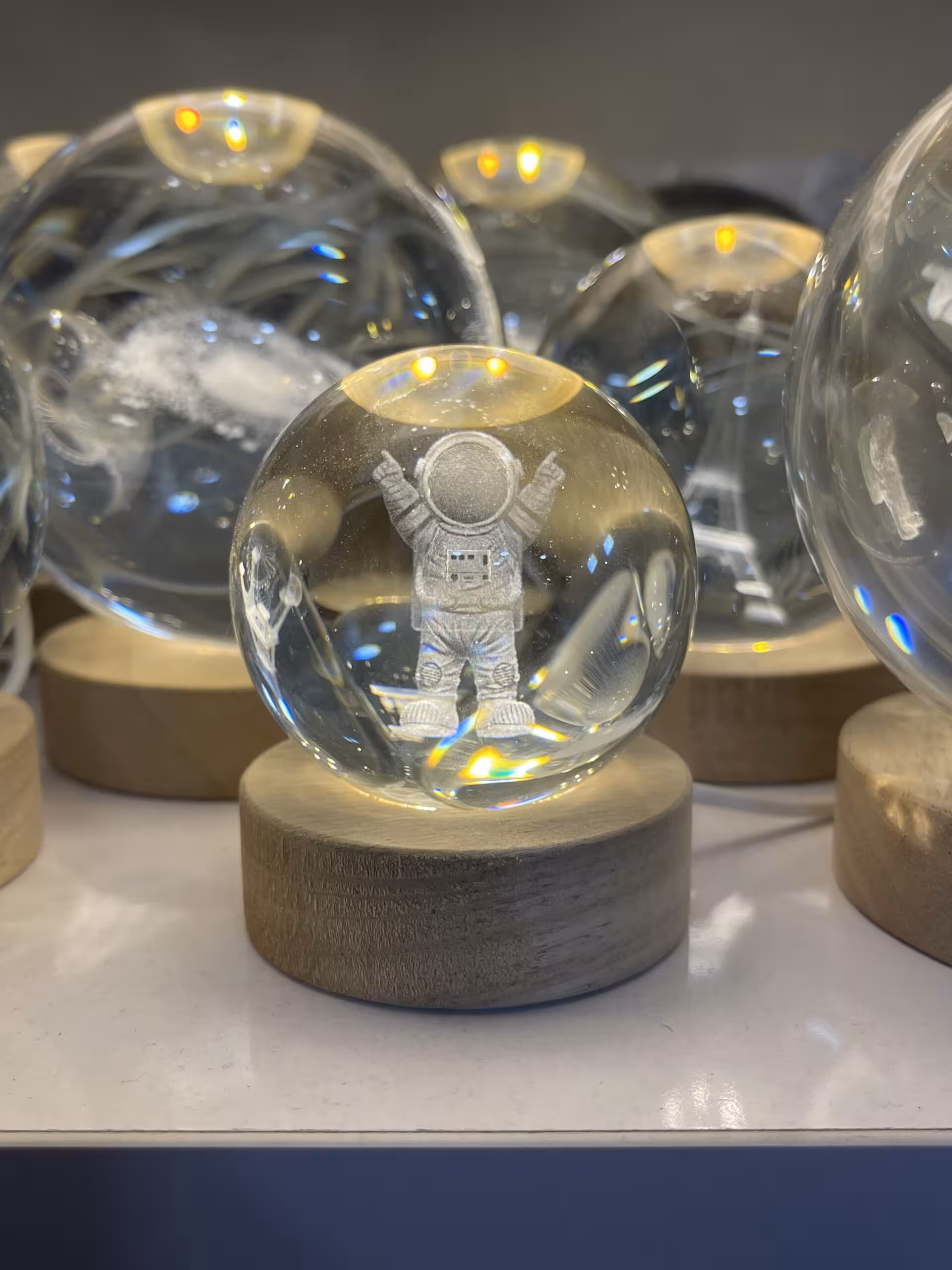 گوی شیشه ای چراغدار 7 سانت (فضانورد)