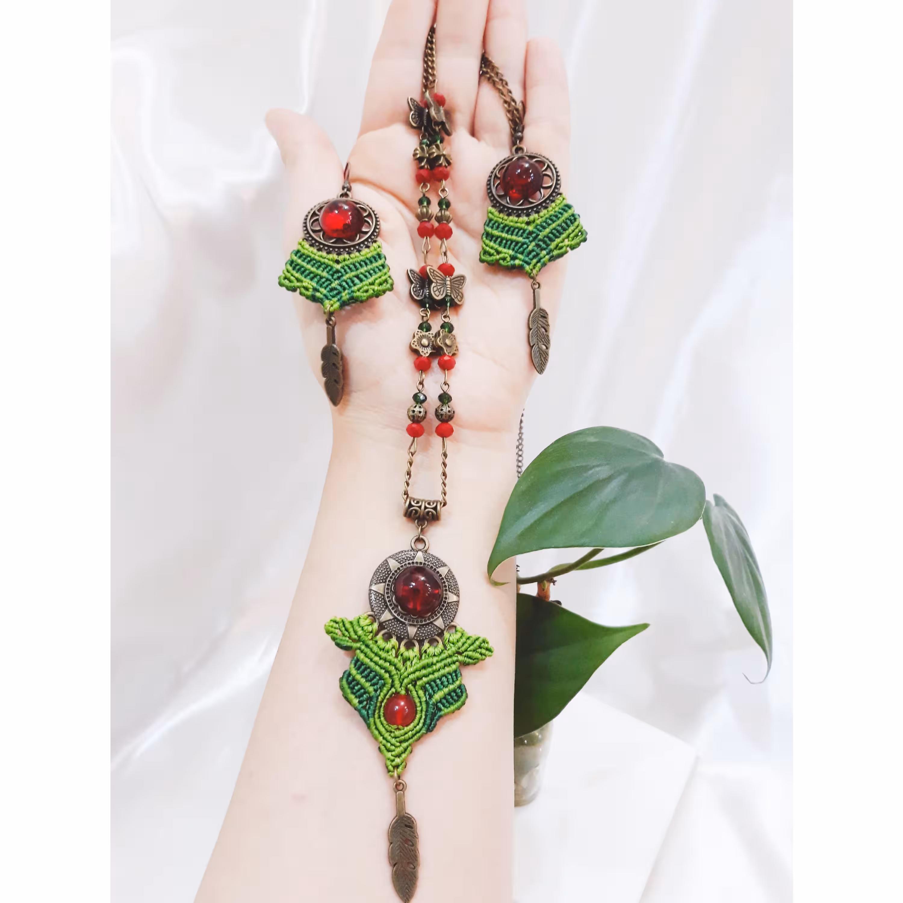 نیم ست رولباسی یلدایی سنگ گارنت(لعل سرخ)و کریستال و خرجکار برنزی و بافت مکرومه نخ مونزده