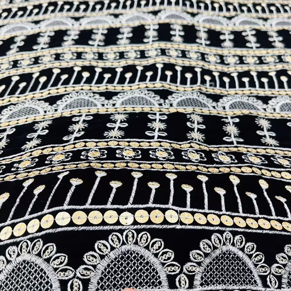 مخمل 9 هزار سوزندوزی  پولکی و آینه دوزی زمینه مشکی پرکار