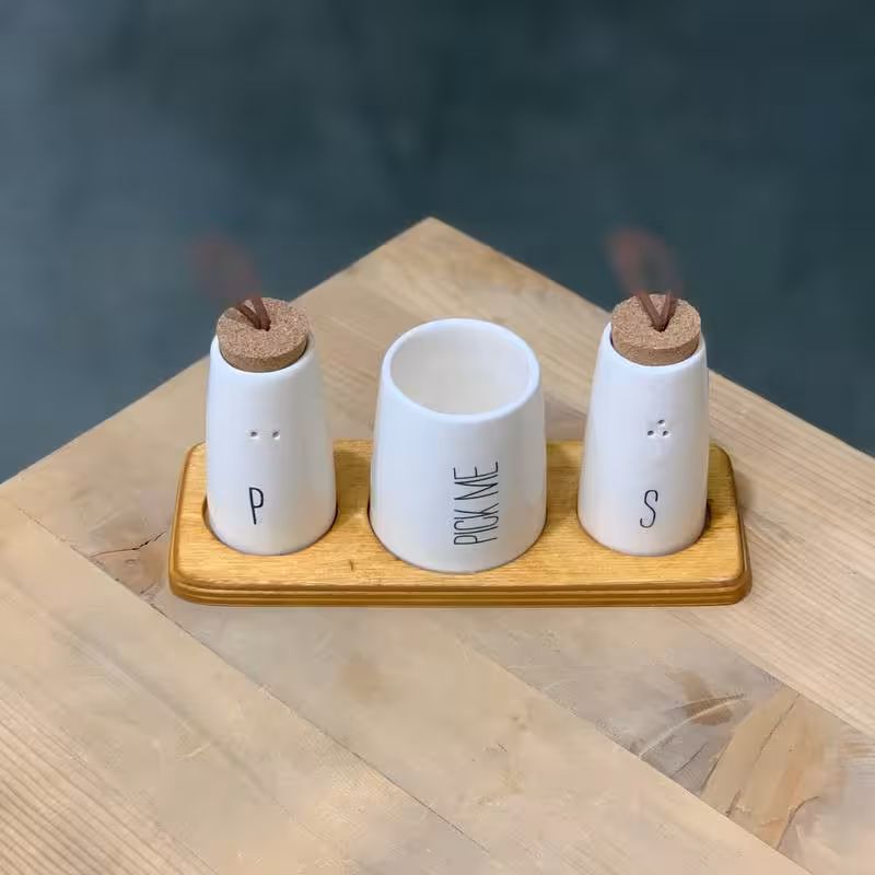 ست نمکدان و فلفل پاش و جای خلال سرامیکی با زیره چوبی