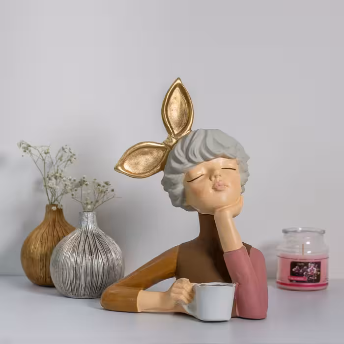 مجسمه مدل دختر قهوه به دست