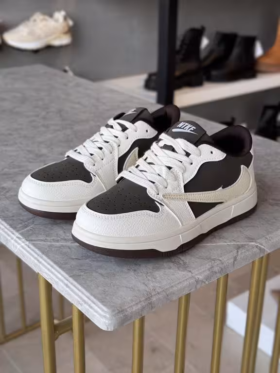 کتونی نایک ترویس وارداتی کد m13007 رنگ کرم سایز40