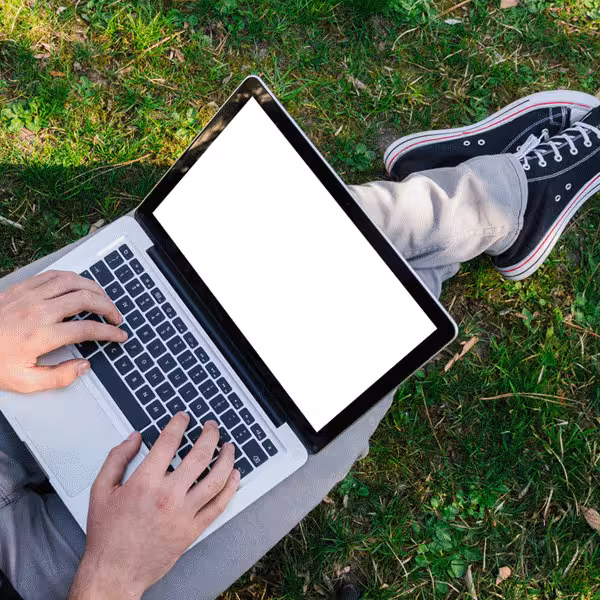 دانلود موکاپ لایه باز لپ تاپ به صورت PSD