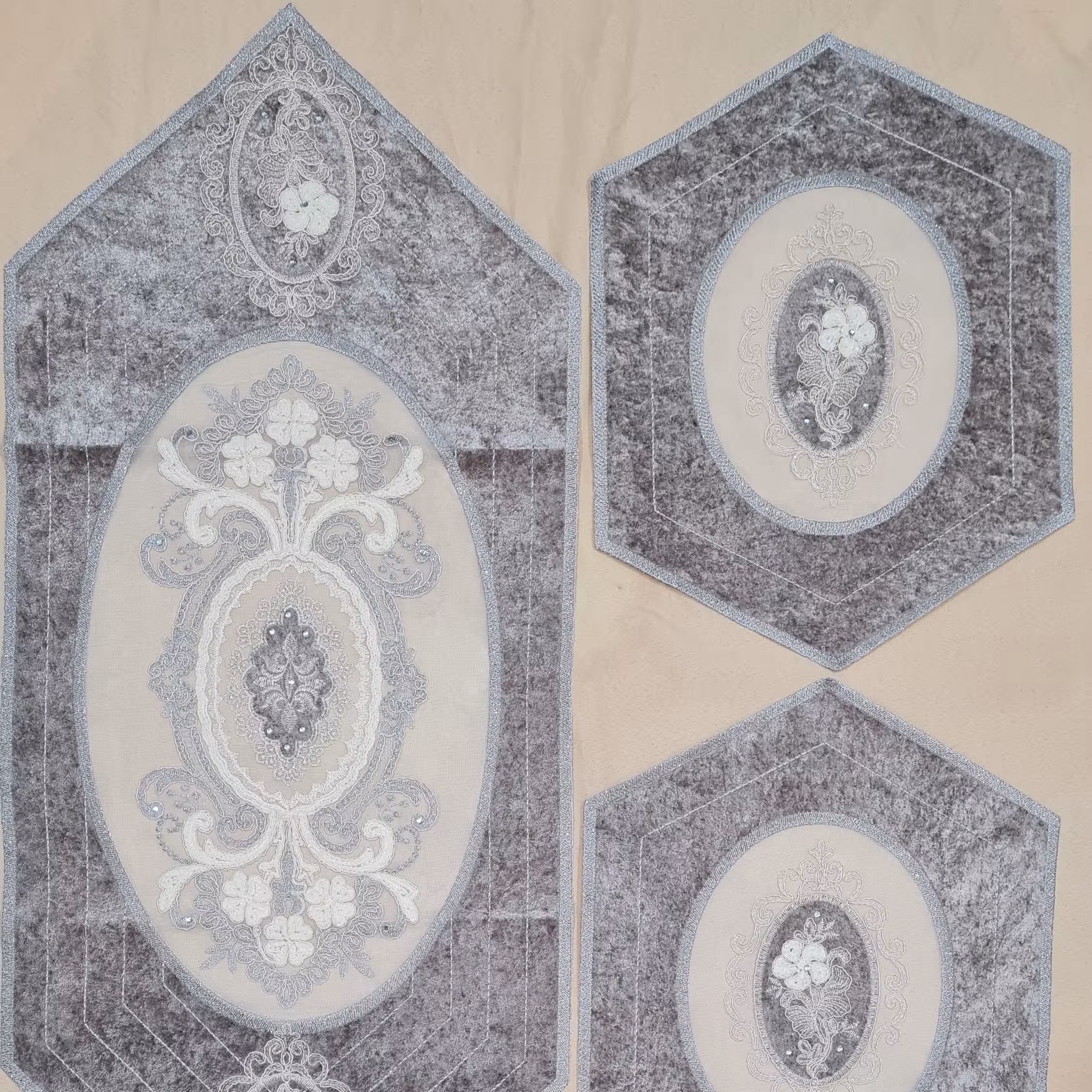 رومیزی 3 تکه مخمل گلدوزی (پس کرایه)