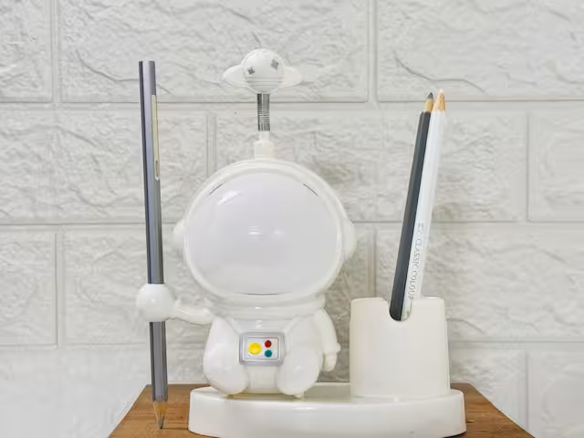 چراغ مطالعه جاقلمی دارطرح فضانوردنشسته-سفید