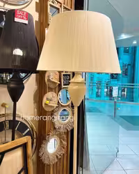 آباژور ایستاده کنار سالنی با طراحی مینیمال و شید ابریشمی مشکی