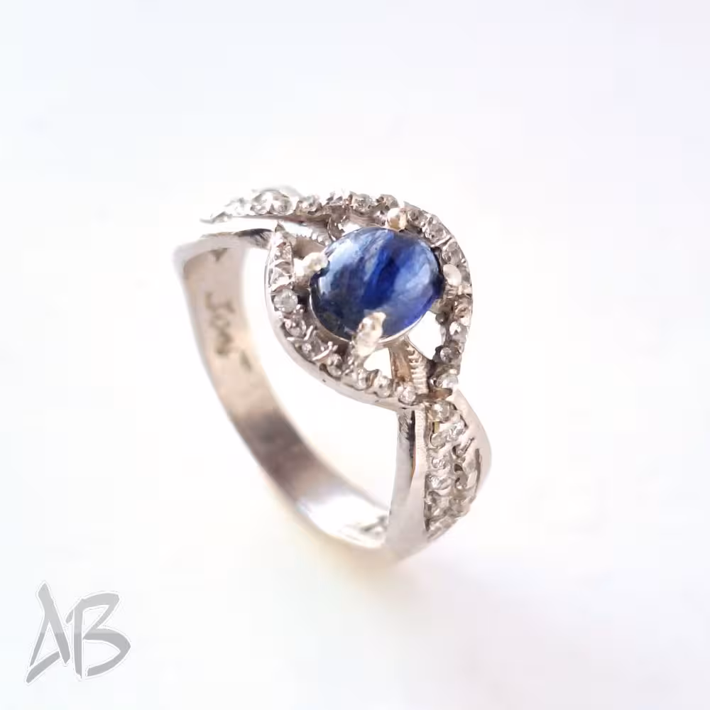 انگشتر نقره زنانه یاقوت کبود دامله آقابزرگ کد 628