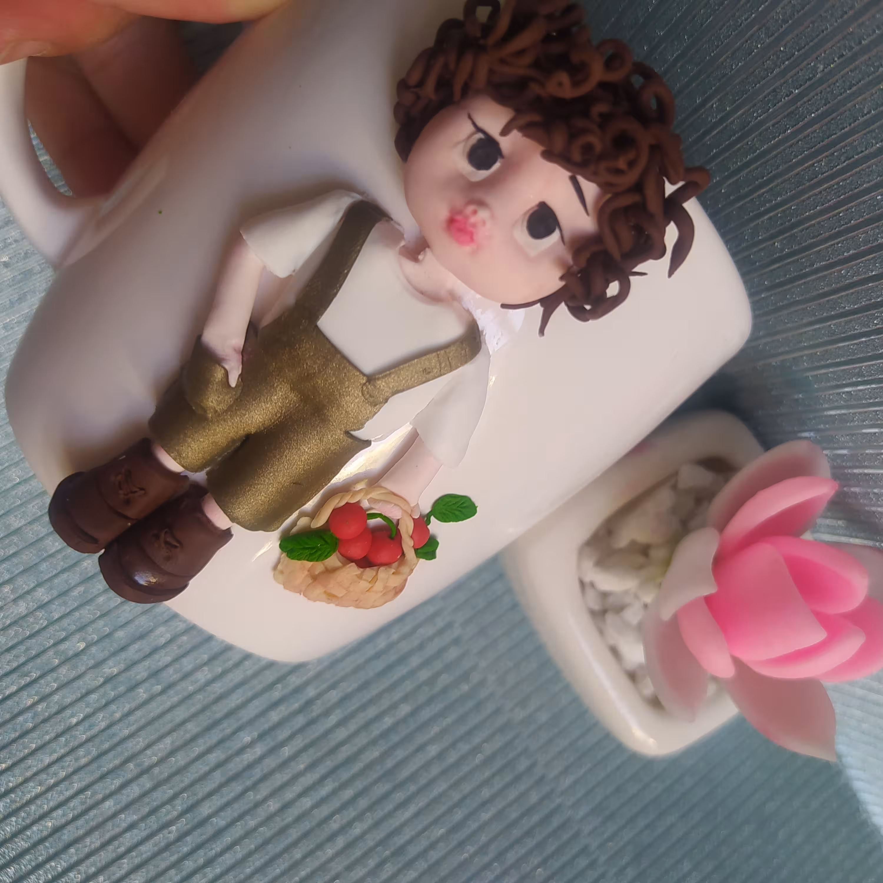 ماگ عروسکی خمیر پلیمری طرح پسر مو فرفری