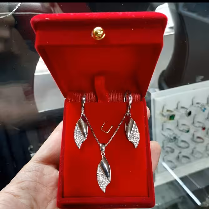 نیمست نقره  میکرو فیوژن به همراه زنجیر ونیزی با ضخامت متوسط عیار 925 و آبکاری طلاسفید 