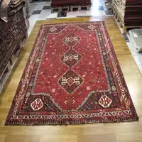 فرش دستباف شيراز طرح 3 ترنج زمینه لاكي حاشیه كرم کد 38417