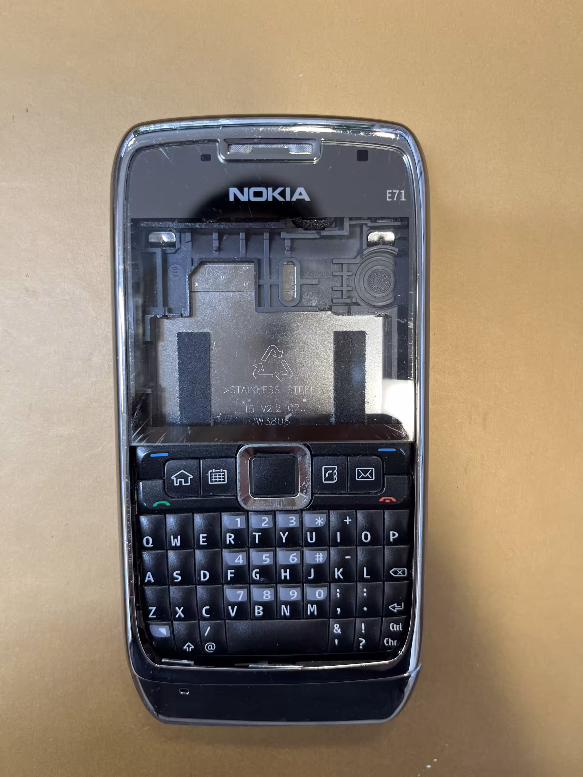 قاب نوکیا مدل Nokia E71 کیفیت جنس : فابریک و اورجینال آکبند کمپانی نوکیا نو و آکبند ( رنگ سیلور) کامل “اصالت کالا”:”اورجینال”