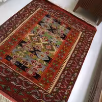 فرش دستبافت بانوی ترکمن طرح داغدن اصیل