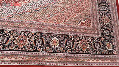 فرش ماشینی زمرد مشهد طرح ریز ماهی زمینه لاکی