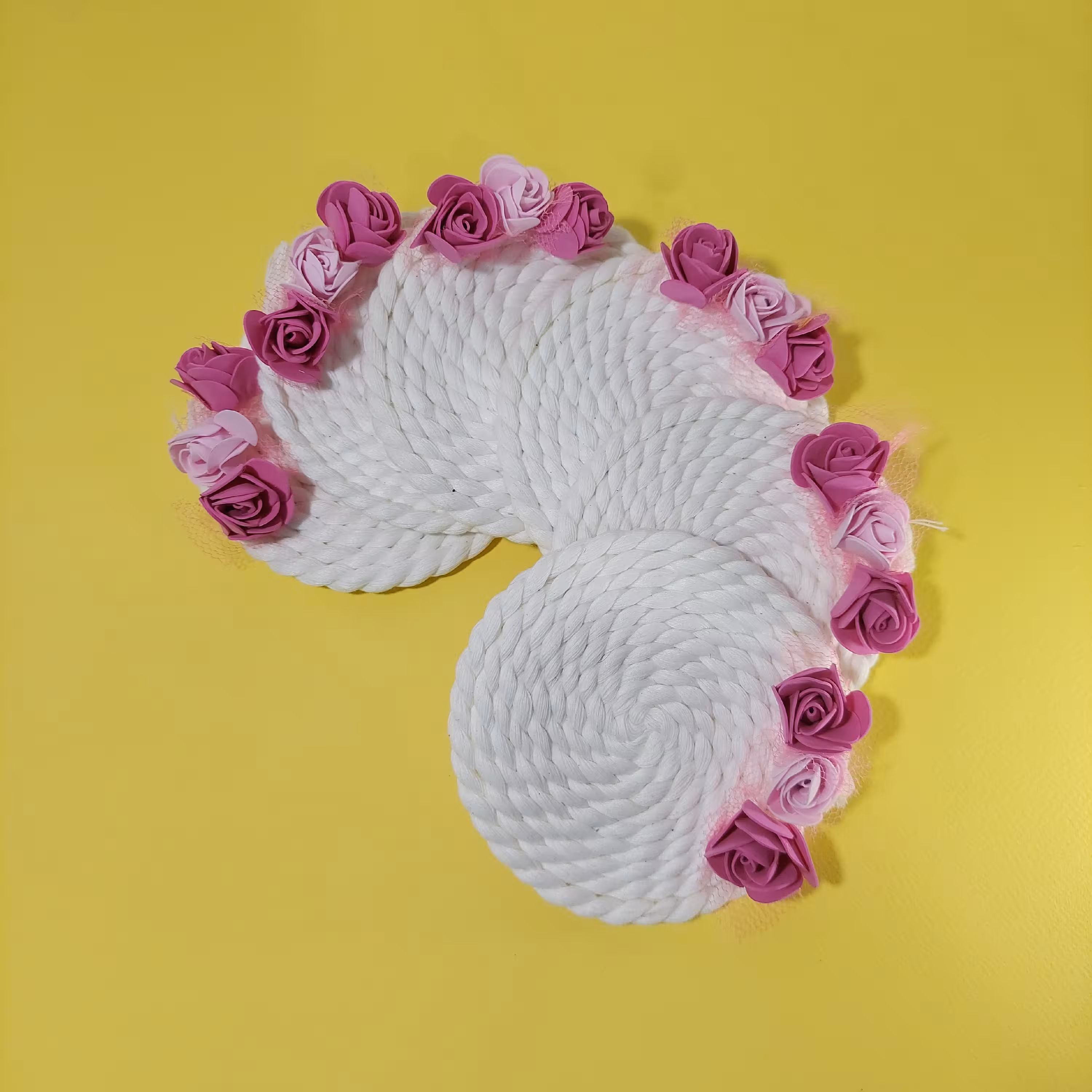 هفت سین مکرومه با شکوفه های صورتی و سرخابی قطر 13 سانت زیرلیوانی و جاشمعی